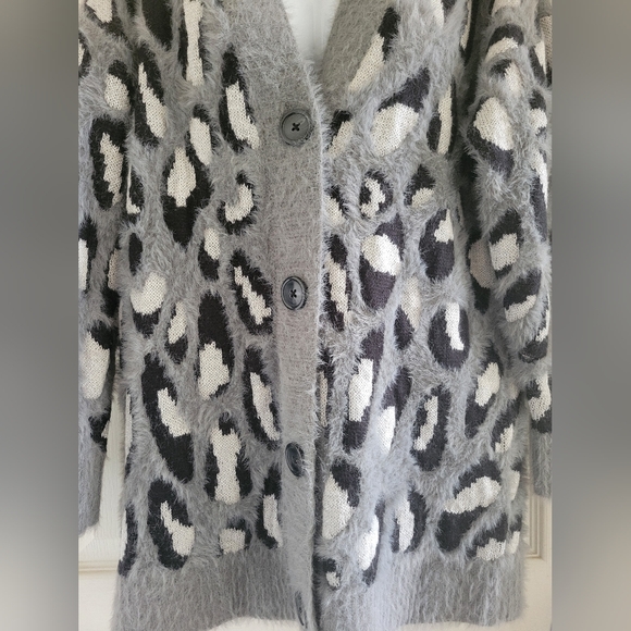 Gabrielle Union | EUC Long Gray Fuzzy Leopard Cozy Button Up Cardigan (SIZE M) - Picture 8 of 15